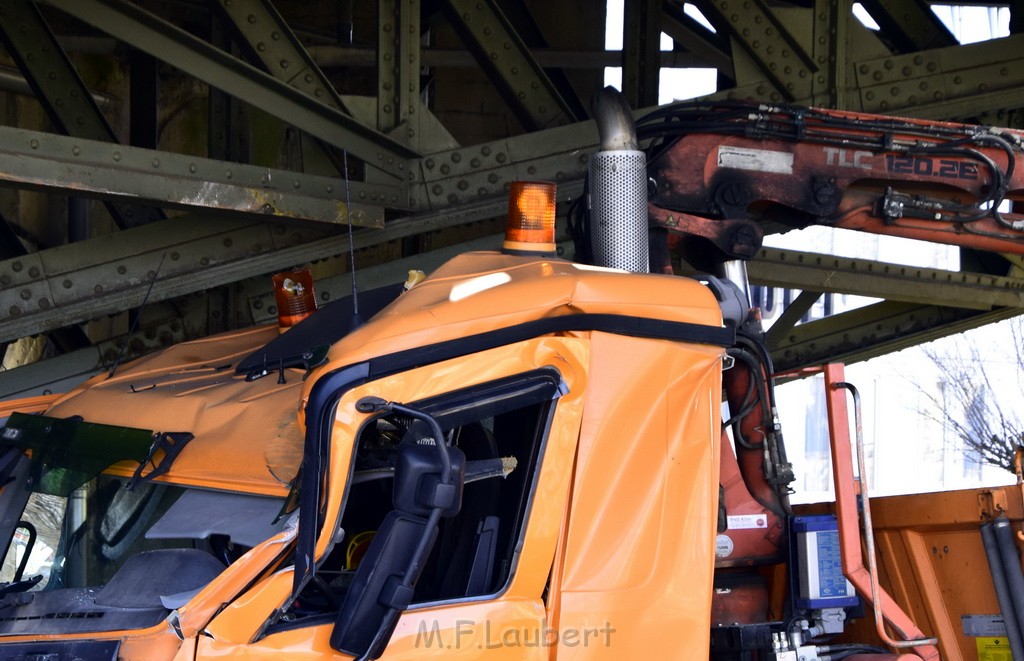 LKW blieb unter Bruecke haengen Koeln Deutz Deutz Muelheimerstr P147.JPG - Miklos Laubert